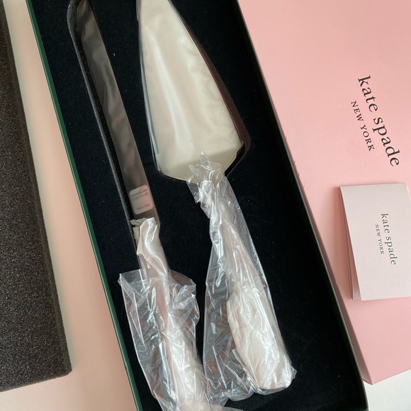♠️❤️♠️Kate Spade♠️
Darling Point 2-Piece Dessert Server by Kate Spade - Picture 5 of 8